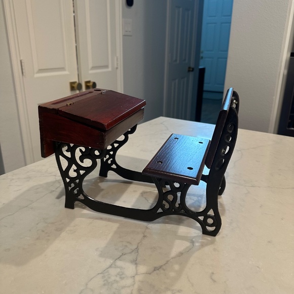 Samantha's desk with box that opens 2000 Mattel version - Picture 5 of 5